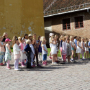 Barn fra byens barnehager sang og danset for Kongeparet. Foto: Sven Gj. Gjeruldsen, Det kongelige hoff.